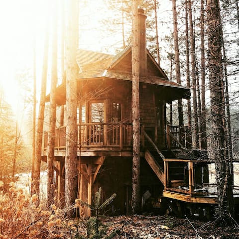 Treehouse Airbnb Ontario on Private 300 Acre isolated forest